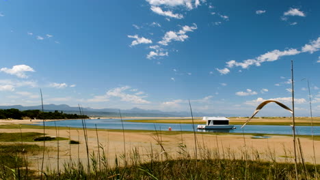 Malerische-Aussicht-Vom-Schilfbett---Hausboot-Vor-Anker-In-Der-Malerischen-Plett-Lagune