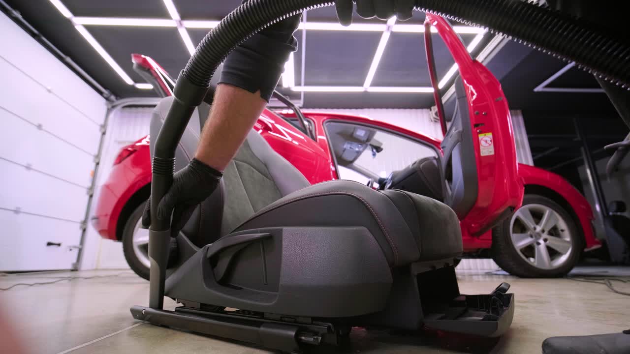 limpieza profesional de automóviles. lavado de sars. limpieza en seco y detallado de la cabina. limpiación profunda de la carrocería, limpieza de asientos. limpia de espuma en el lavado de coches. limpia del panel del automóvil del polvo. una aspiradora