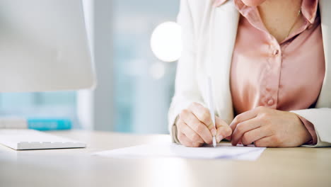 papel, notas de escritura y primer plano de una mujer de negocios