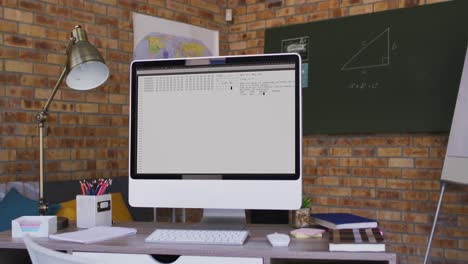 pantalla de computadora con procesamiento de datos de pie en el escritorio en la oficina