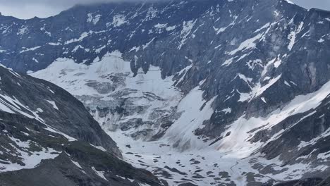 Nieve-Y-Hielo-Que-Cubren-La-Mitad-Inferior-De-La-Masa-Rocosa-De-La-Cordillera.