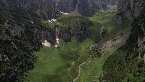 Valle-De-Malaiesti-En-Las-Montañas-De-Bucegi-Con-Exuberante-Vegetación-Y-Senderos,-Vista-Aérea