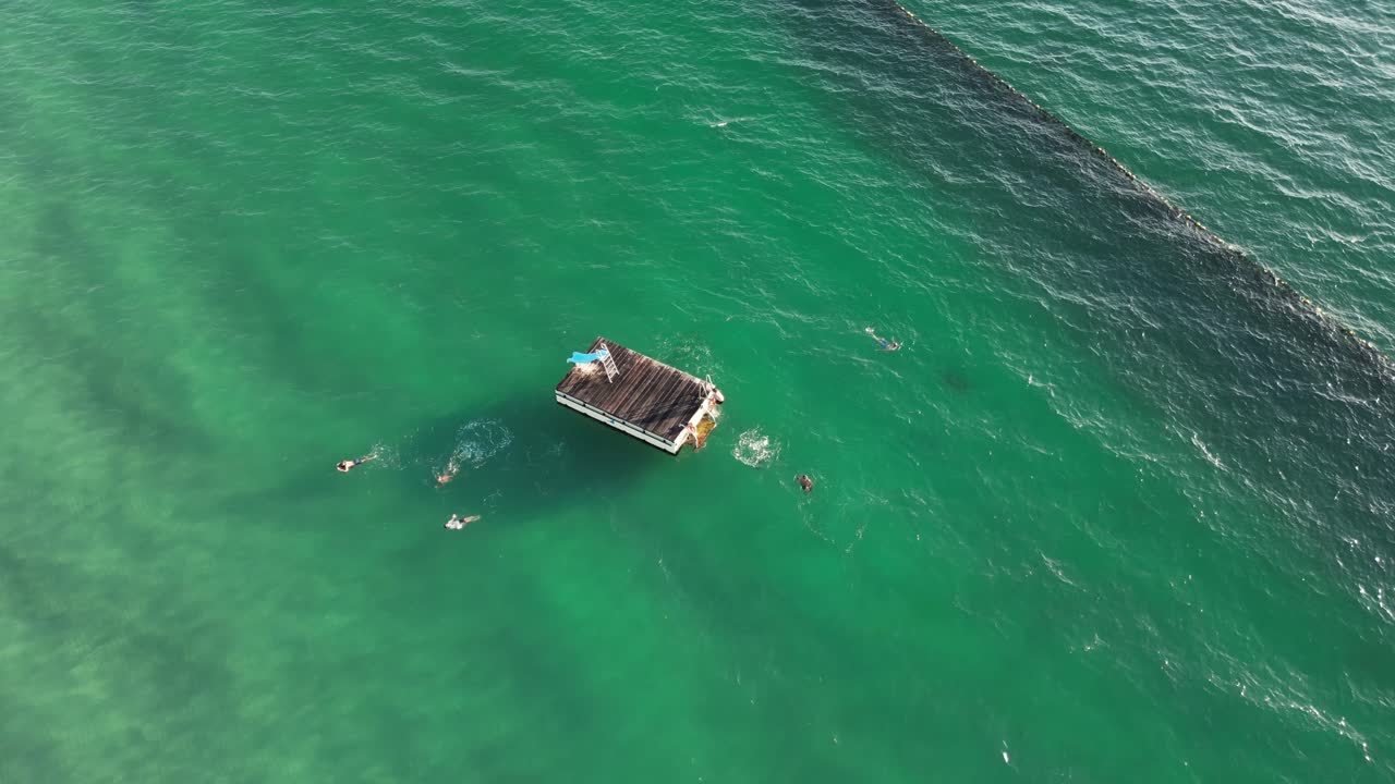 퍼스 시의 쿠기 비치에서 떠다니는 플랫폼에서 뛰어내리는 사람들