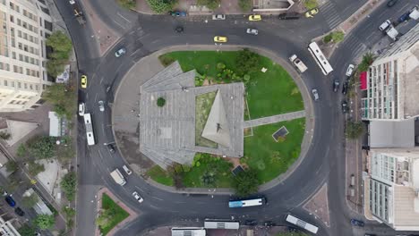 la plaza karaiskaki en metaxourgeio, atenas desde arriba con el tráfico