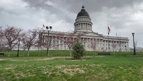 An-Einem-Bewölkten-Frühlingstag-Geht-Es-Bergauf,-Während-Man-Auf-Die-Vorderseite-Der-Landeshauptstadt-Von-Utah-Blickt