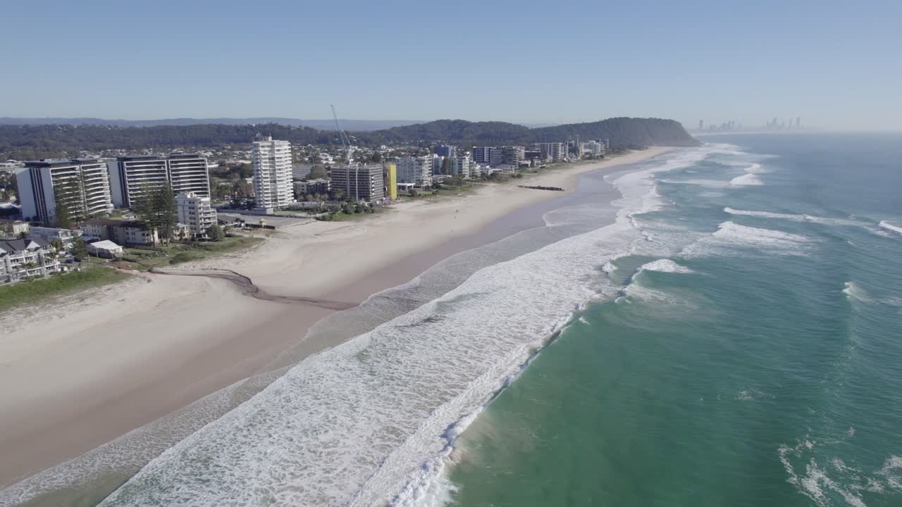 olas con espuma rompiendo en la orilla arenosa en palm beach, gold coast, queensland australia - toma aérea de drones