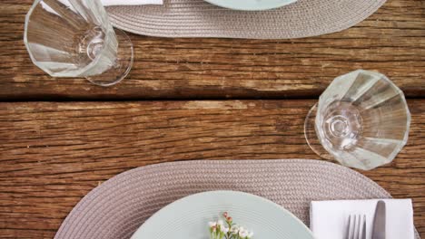varios cubiertos en la mesa de madera 4k