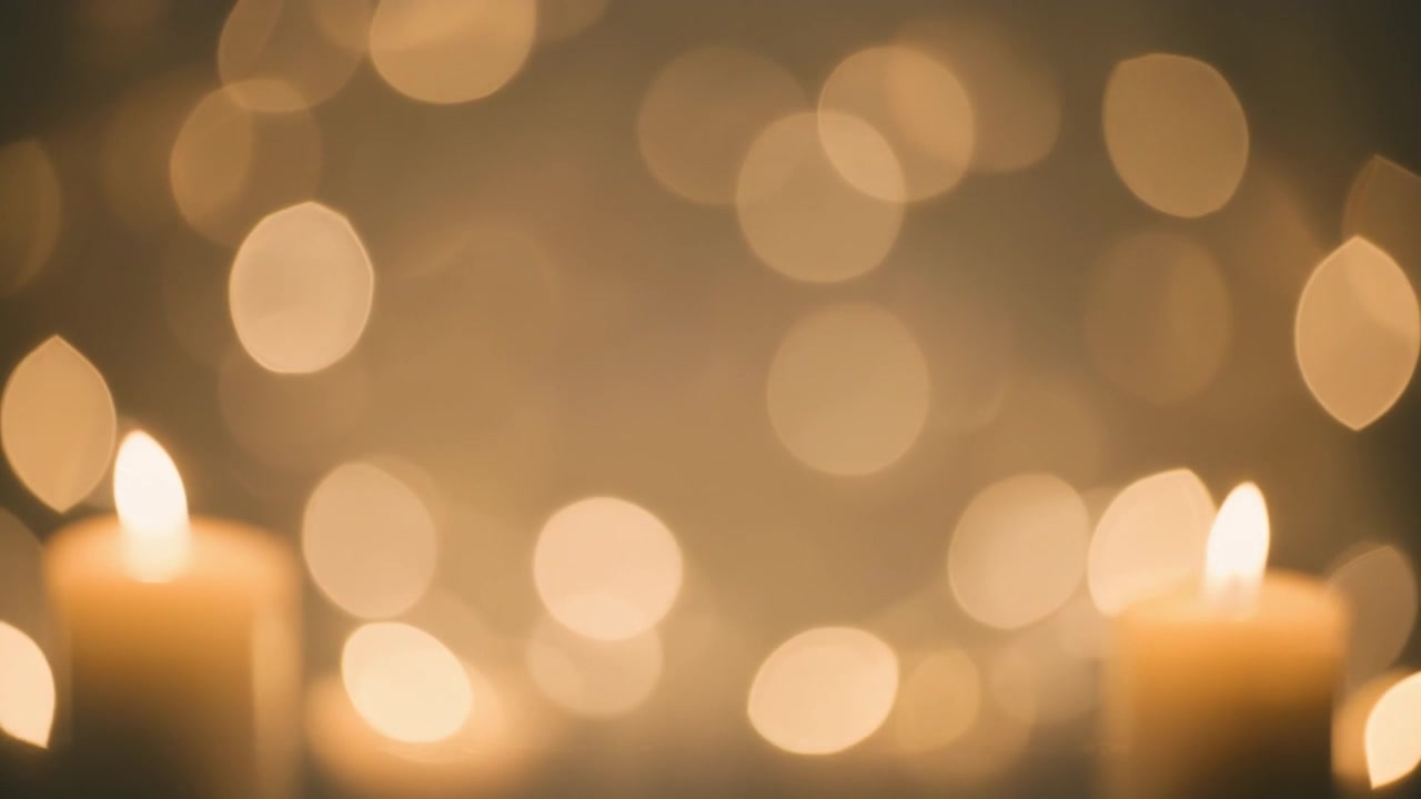 Två brinnande ljus med mjuk gyllene bokeh-bakgrund