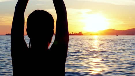 Frau-Macht-Yoga-Am-Strand