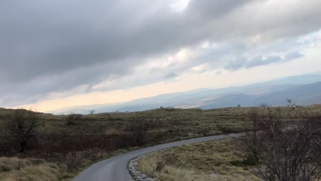 conduciendo por la carretera de montaña