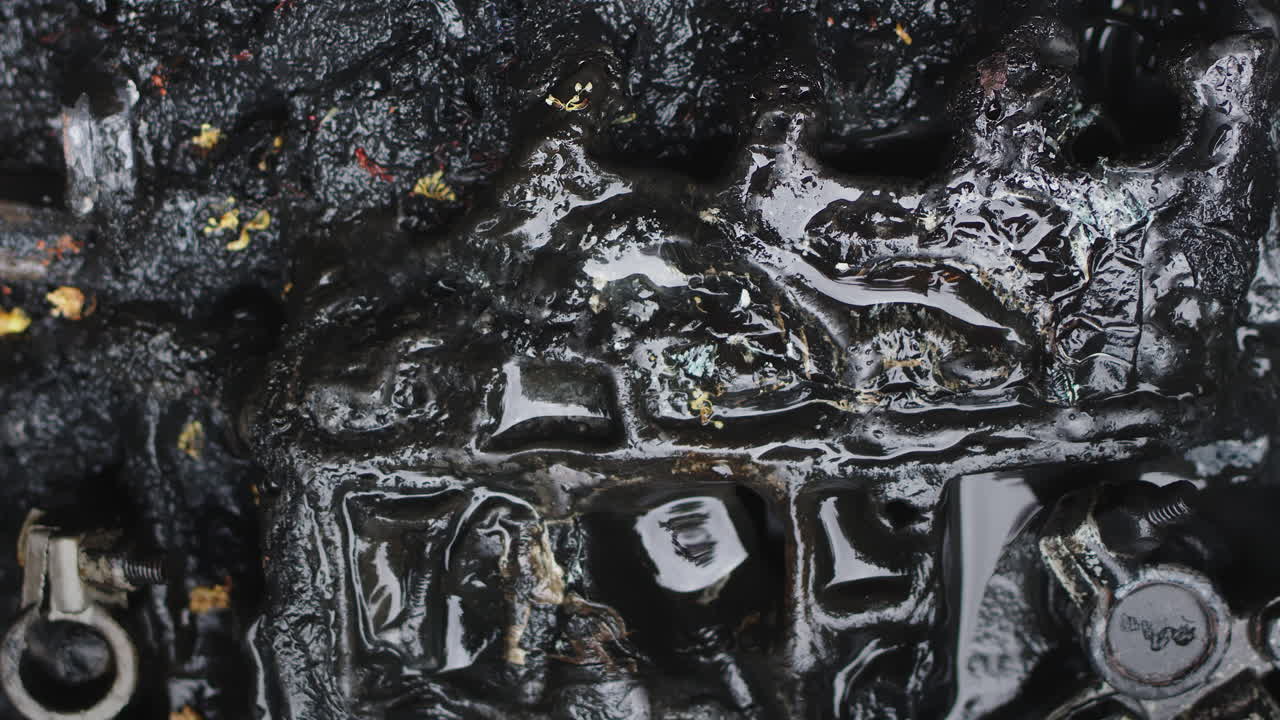 деталь разбитого сгоревшего аккумулятора автомобильного двигателя