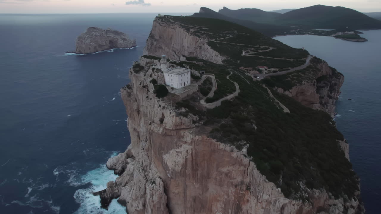 사르데냐의 카키아 케이프: 해가 지는 동안 등대 쪽으로 날아가는 모습