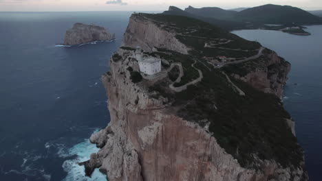 cabo caccia, cerdeña: volando hacia el faro durante la puesta de sol