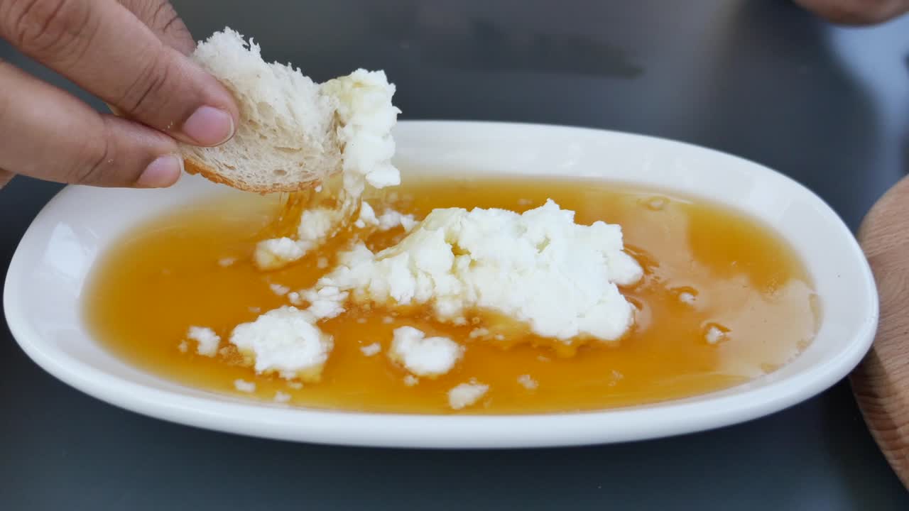 pan sumergido en miel con queso