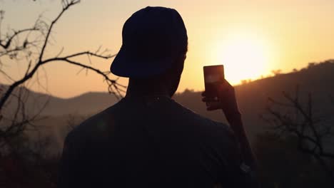 Kerl,-Der-Foto-Des-Sonnenaufgangs-Auf-Dem-Handy-Macht