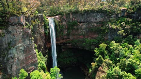 cataratas belmore, australia, drones invertidos, mostrando el tamaño de la cascada