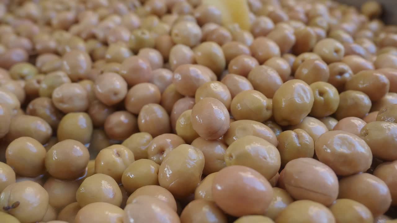 Primo piano di olive in salamoia