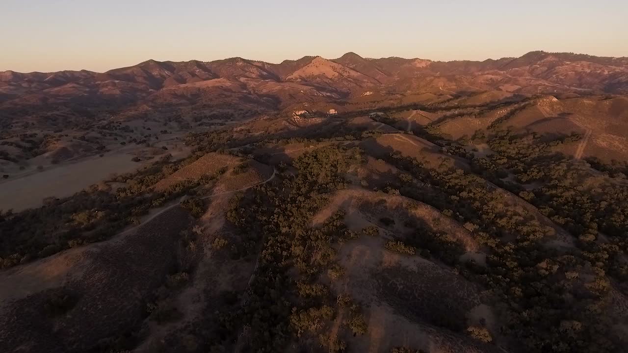 Ampia inquadratura panoramica delle montagne della California al tramonto
