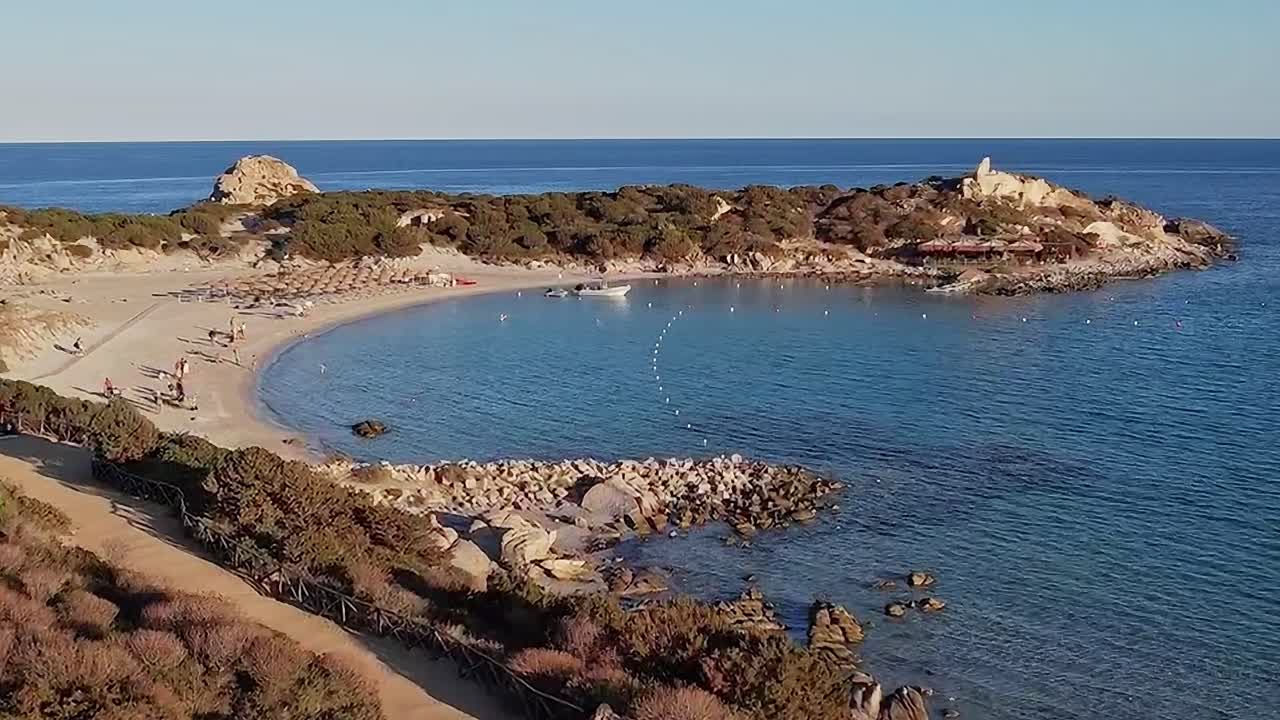 Acqua cristallina e spiaggia sabbiosa in una spiaggia in Sardegna