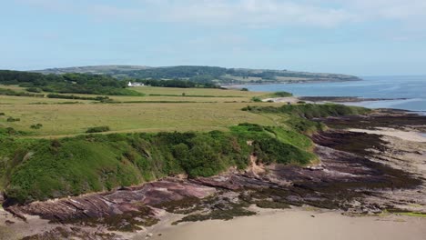 Lligwy-Beach,-Anglesey-Island,-Erodierte-Küstenlinie,-Luftaufnahme,-Malerische-Grüne-Moelfre-verwitterte-Küste