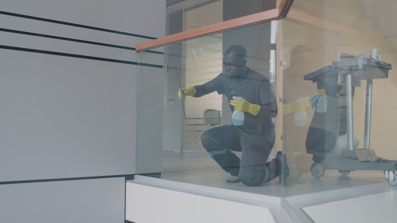사무실 건물 내부의 계단 난간과 수정을 청소하는 장갑을 끼고 청소하는 사람