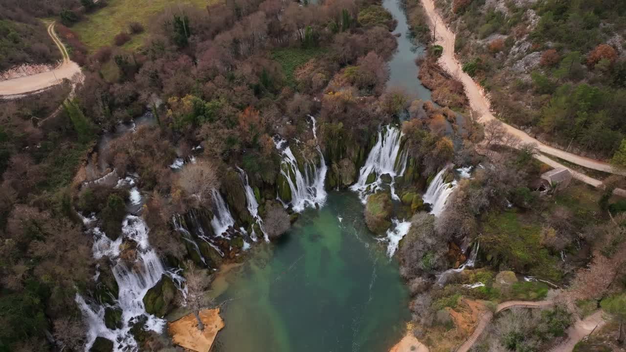 Filmato con drone delle cascate di Kravica in una foresta rigogliosa, Bosnia ed Erzegovina