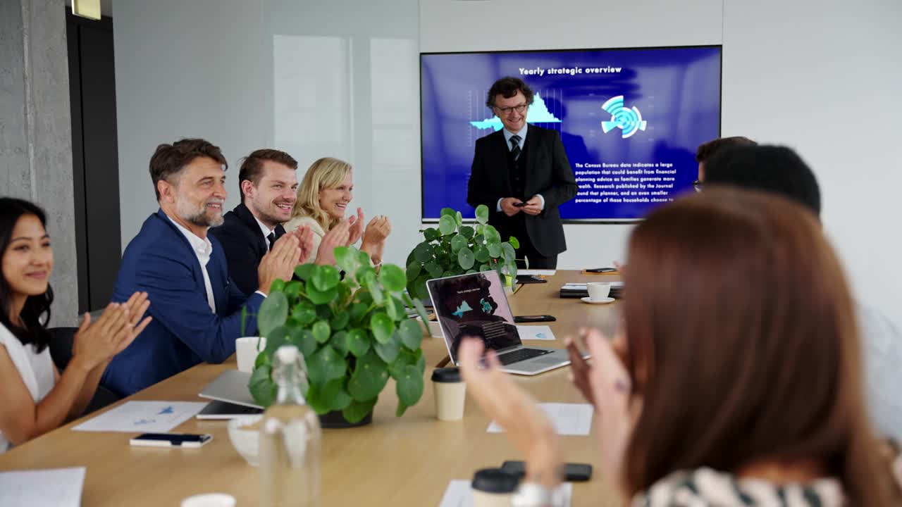 성공적으로 실행된 프로젝트에 대해 축하하는 기쁜 동료들