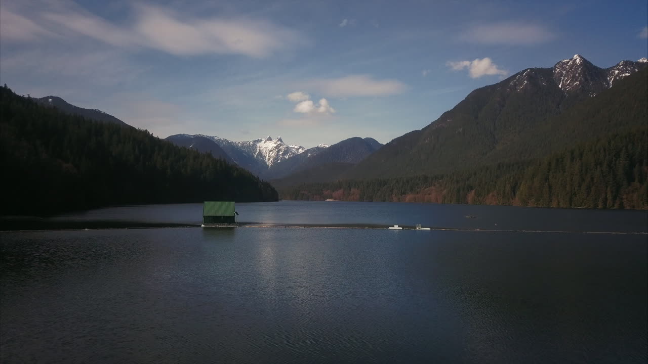 vista aérea del depósito de agua dulce en las montañas canadienses