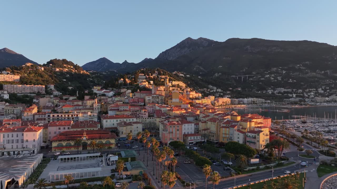 L'alba rivela il fascino mediterraneo della costa di Mentone, Francia.