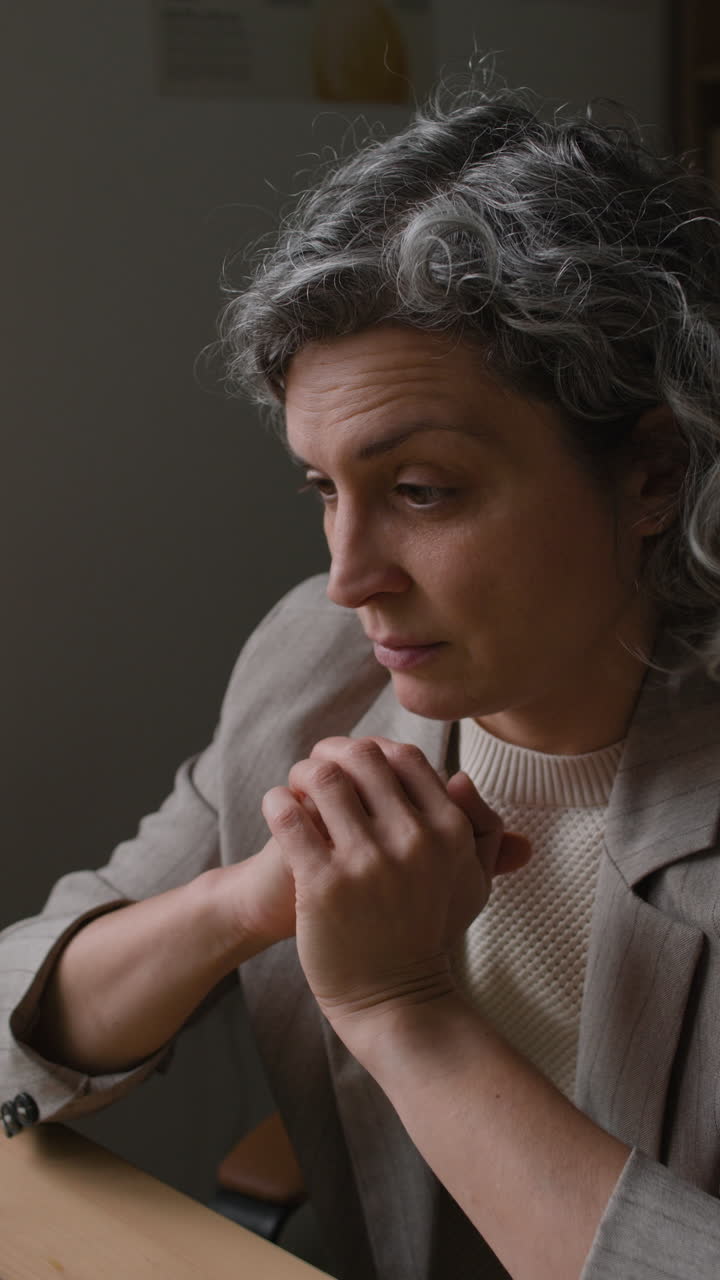 una mujer profundamente pensativa.