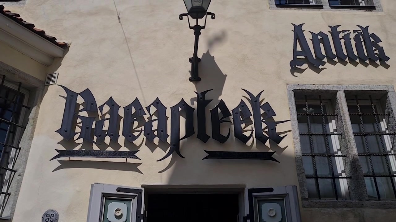 Außenansicht der Raeapteek, Rathaus-Apotheke in Tallinn, Estland. Älteste in Europa, teils Museum und städtisches Wahrzeichen.