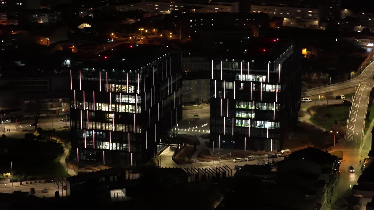 Prédios comerciais à noite na cidade