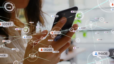 animación de una red de conexiones con iconos de los medios sobre mujeres biraciales que usan teléfonos inteligentes