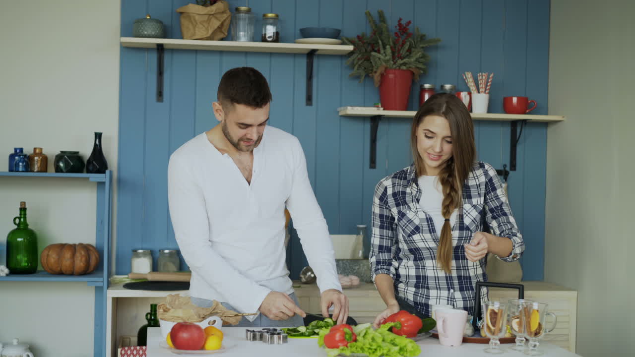 pareja cocinando juntos en una cocina acogedora