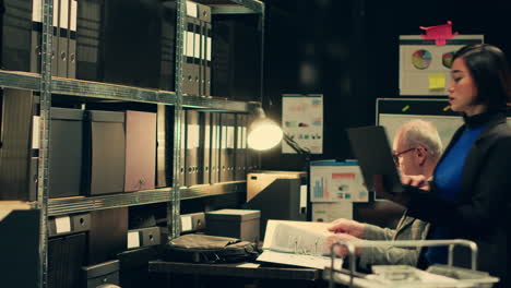 el investigador privado organiza los archivos archivados para un fácil acceso