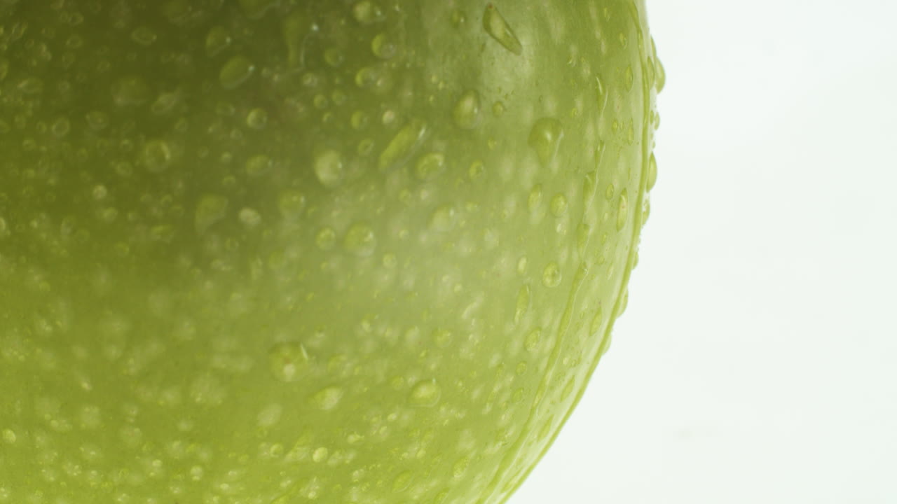 그것에 물 방울과 녹색 사과의 총을 닫습니다