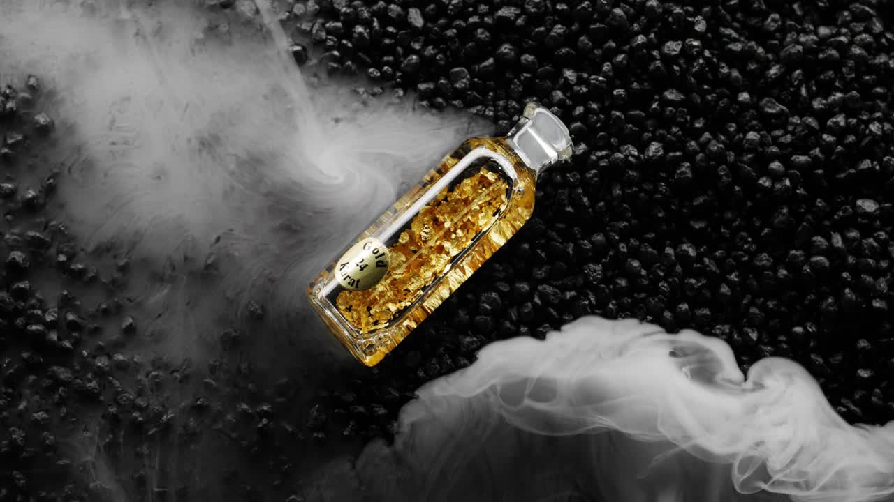 Onde di fumo bianco si diffondono su una bottiglia d'oro 24k su sfondo di pietra nera.
