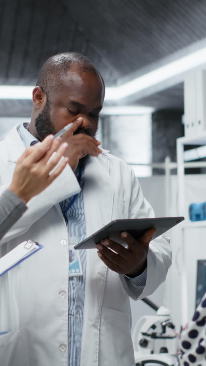 Video verticale: team di scienziati che conduce test e ricerche cliniche su un paziente