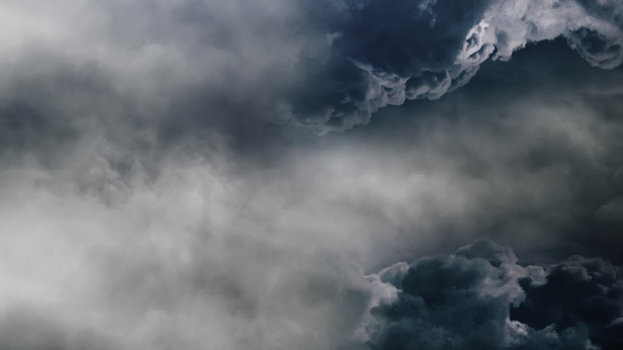 하늘에 4k의 어두운 적란운 구름, 뇌우
