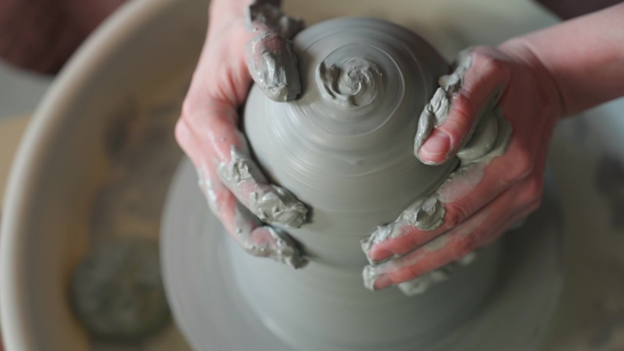 Argilla modellata in modo intricato. La barbottina facilita la modellatura dettagliata dell'argilla tramite la pressione delle dita. Gli artisti manipolano con cura l'argilla umida con strumenti dettagliati per creare intricati motivi a spirale