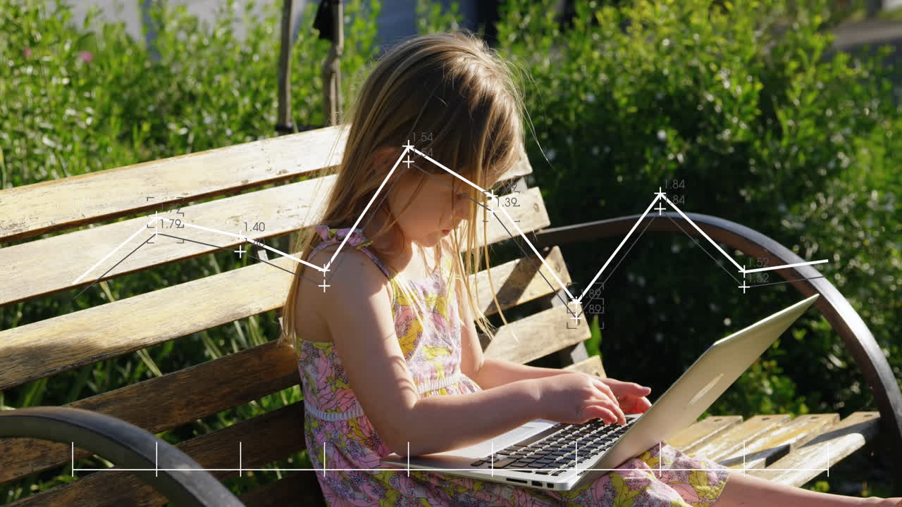 animación del procesamiento de datos sobre una chica caucásica usando una computadora portátil