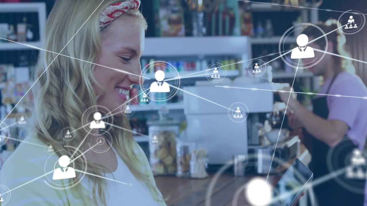 태블릿을 가진 백인 여성에 대한 사람들과의 연결 네트워크 아이콘의 애니메이션