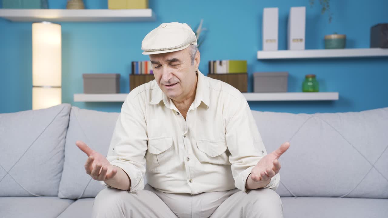 슬퍼하는  ⁇ 은이는 록 레코드 음악을 듣고 슬퍼하고 있습니다.