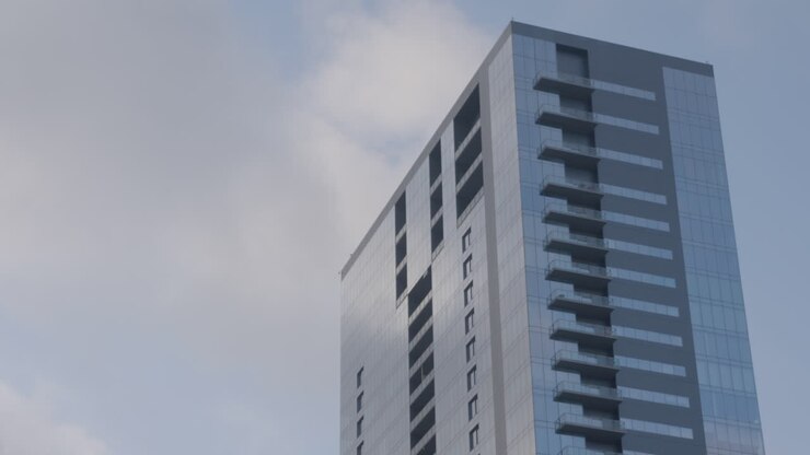 Nuvole passano sopra un alto edificio ad Austin, Texas.