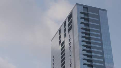las nubes pasan sobre un edificio alto en austin, texas