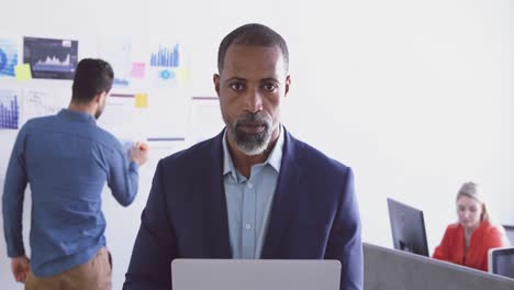 hombre de negocios trabajando en una oficina moderna