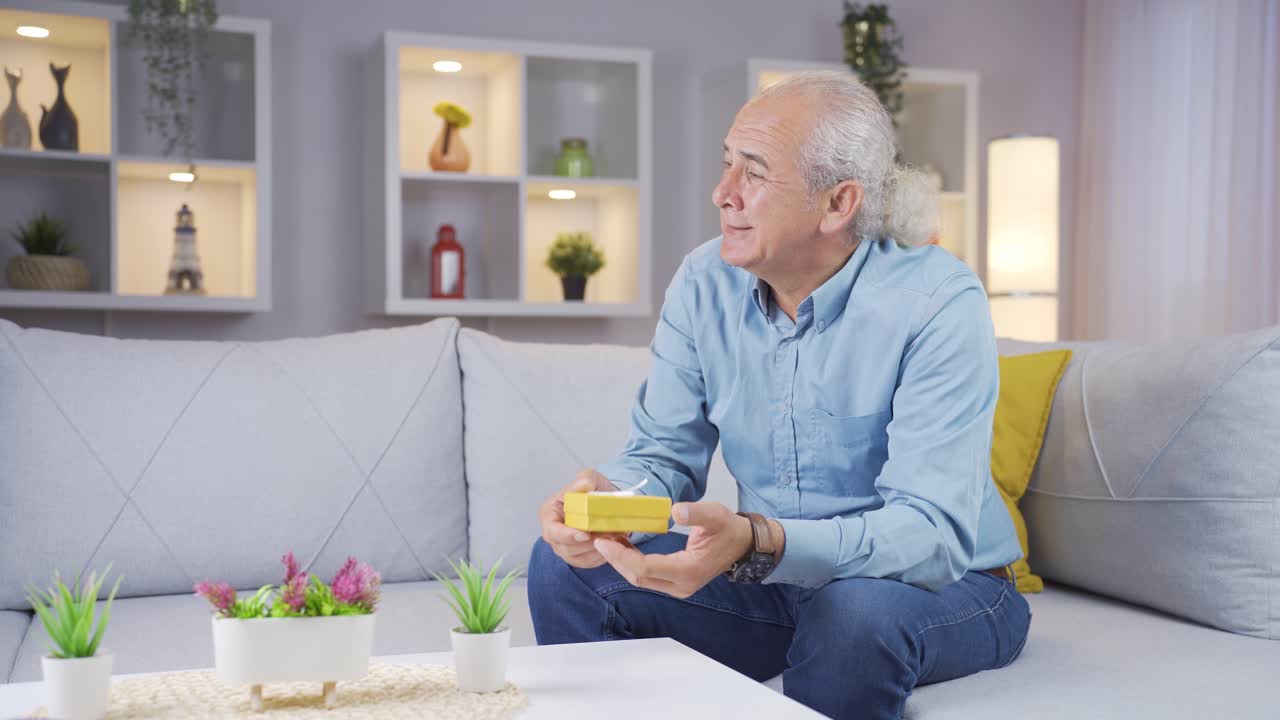 선물 상자를 들고 누군가를 기다리는  ⁇ 은이.