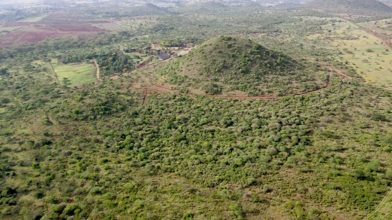 Drone i Østafrika Kenya-Loitokitok flyver over bakken. Grønne træer over bakken. Afrika Kenya
