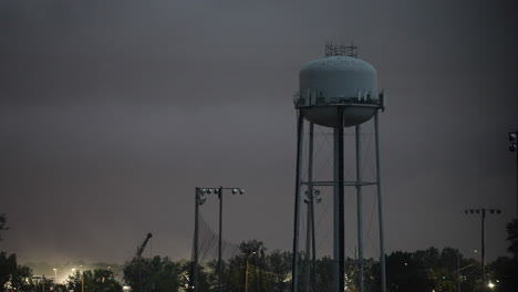 Timelapse-De-Una-Torre-De-Agua-En-Una-Fuerte-Tormenta