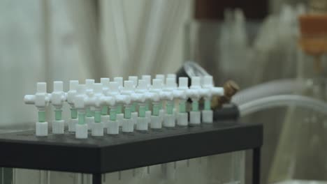 centrarse en los tubos de ensayo y el equipo de laboratorio